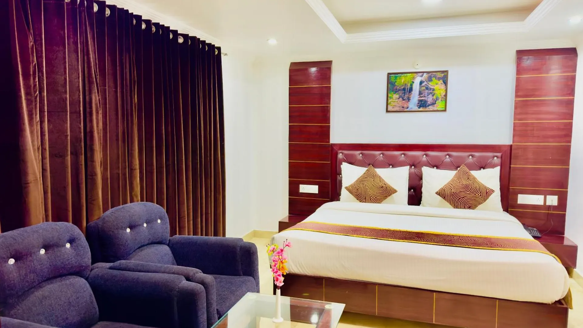 Hotel Pearl Grand White Near Volvo Bus Stand #Private Parking #Ac Rooms #In City Centre Shimla 0*,  India